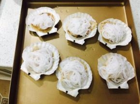 煮好的汤粉过凉水后放在洗好的扇贝上