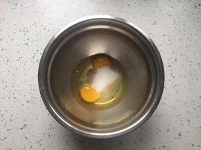 鸡蛋打入盆中,加入白砂糖