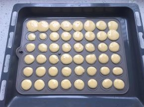 将饼干糊装在裱画袋中,挤在硅胶垫上