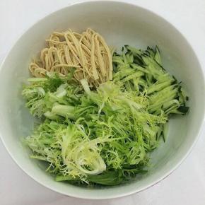 拿个大碗将洗干净的黄瓜和干豆腐切成细丝，苦菊切成小段