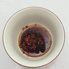 调酱料：豆瓣酱里加入辣椒油和香油调均
