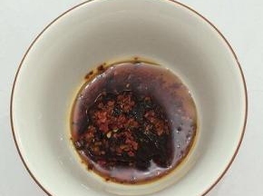 调酱料：豆瓣酱里加入辣椒油和香油调均