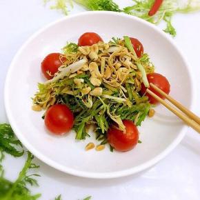 装入盘中，上面洒些熟花生碎，番茄摆在四周