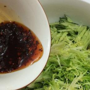 将调好的酱料倒入碗中，搅拌均匀即可