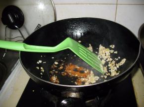 油热放入大蒜炒出香味