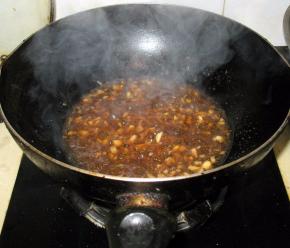 加入适量的酱油翻匀至有点浓稠酱汁就炒好了