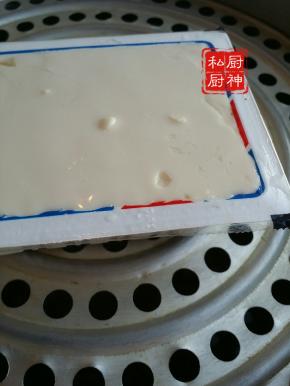豆腐上锅蒸5分钟左右。