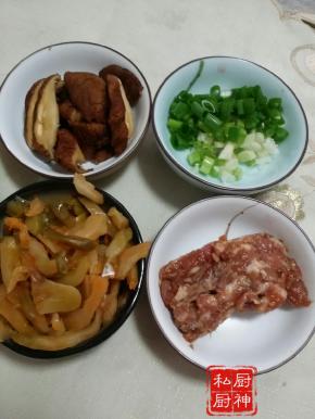 香菇洗净改刀，香葱切末、榨菜冲洗沥干水，肉剁成末备用。