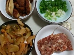 香菇洗净改刀，香葱切末、榨菜冲洗沥干水，肉剁成末备用。