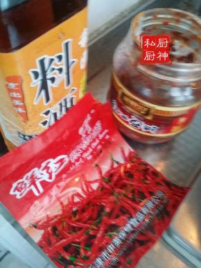 准备辣椒酱料酒。