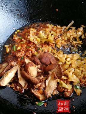 锅内放油下肉末煸炒变色断生下葱末一半煸香放辣酱，辣豆瓣酱。