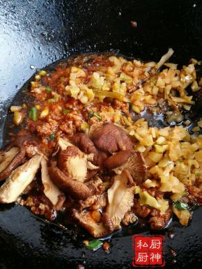 淋料酒加盐糖煸炒放高汤适量下鸡粉香菇榨菜豆腐大火烧开收汁淋香油麻油即可。