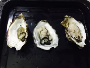 生蠔洗干净，摆入烤盘中