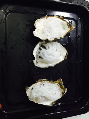 煮好的汤粉过凉水后放在洗好的生蠔上