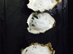 煮好的汤粉过凉水后放在洗好的生蠔上