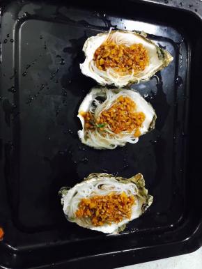 浇上蒜酱，在用锅烧用一些油，浇在蒜泥上（浇油这步可以省略，有人不喜欢吃浇过油的蒜泥）