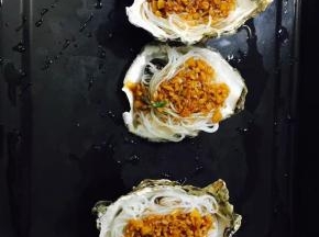 浇上蒜酱，在用锅烧用一些油，浇在蒜泥上（浇油这步可以省略，有人不喜欢吃浇过油的蒜泥）
