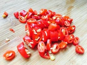 小米辣椒切小段。