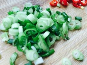 香葱切小段。