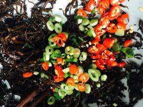 放入小米辣椒及香葱。