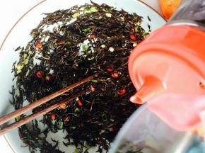 放食醋调匀，羊栖菜买的是现成的，所以不用加盐。