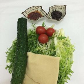 准备好食材：苦菊、黄瓜、干豆腐、小番茄、豆瓣酱、辣椒油