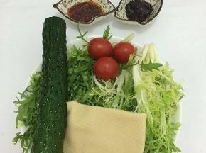 准备好食材：苦菊、黄瓜、干豆腐、小番茄、豆瓣酱、辣椒油