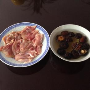 2、 鸡腿去除骨头，干香菇用水泡发。