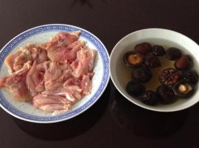 2、 鸡腿去除骨头，干香菇用水泡发。