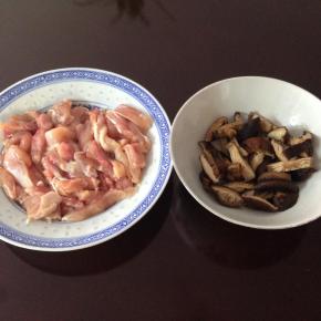 3、 去骨后的鸡腿肉切成条状，香菇也切成条。