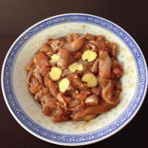 4、 鸡腿肉放料酒、盐、生抽、蚝油、生粉老姜片拌匀后腌制30分钟。