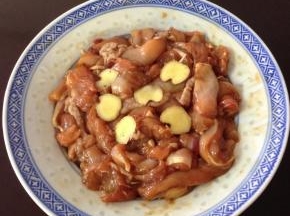 4、 鸡腿肉放料酒、盐、生抽、蚝油、生粉老姜片拌匀后腌制30分钟。
