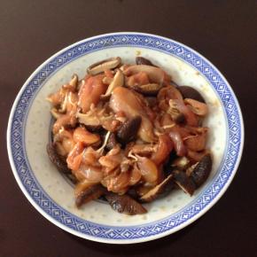 5、 腌制好后拌入香菇条。