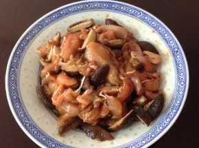 5、 腌制好后拌入香菇条。