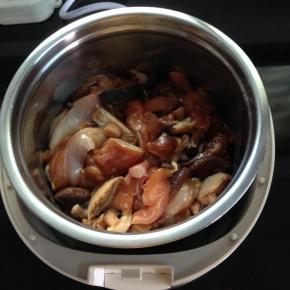 6、 蒸锅里加水，水开后放入拌好的鸡腿香菇。