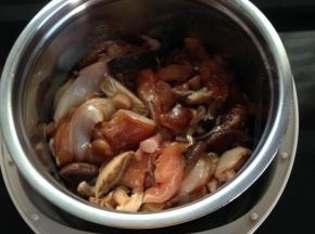 6、 蒸锅里加水，水开后放入拌好的鸡腿香菇。