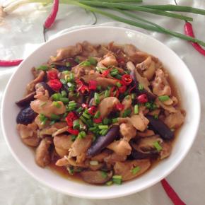 7、 蒸二十分钟后撤上红辣椒段香葱碎，出锅。