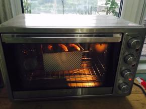 烤箱190度预热，放入面团，再降温度调到150度，烤40分钟，表面上色后盖锡纸