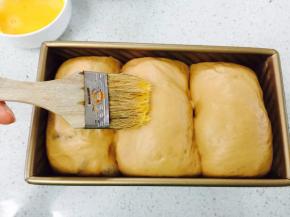 发酵至9分满，刷上薄薄的蛋液