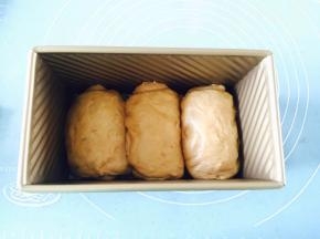 放入吐司模，放入烤箱利用烤箱功能发酵，烤箱底部放一盆热水