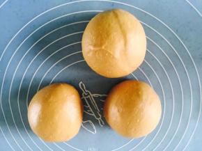 面团平均分成3份，揉圆松弛20-30分钟