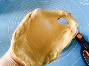 把棉花糖牛奶液，倒入面包桶，在放入鸡蛋，奶油，面粉，红糖，酵母，盐，奶油，启动面包机一个和面程序，然后把面包放入冰箱冷藏静止大概30分钟到60分钟，取出面团加入黄油继续启动面包机，揉至面团能拉出光滑薄膜，拉开后没事口光滑