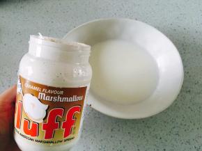 将棉花糖和牛奶混合均匀