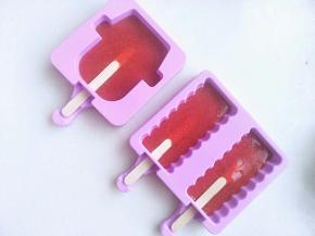 
先做双色双味草莓酸奶冰棍，模具清洗干净倒入一半的草莓汁放入冰棍棒，入冰箱冷冻3小时，拿出冻好的草莓冰棍上面在倒满酸奶。继续放冰箱冷冻。