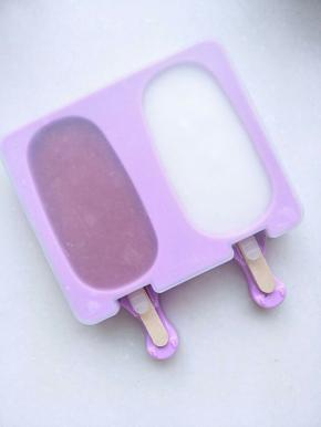 这模具最大的优点是高温240度，低温40度，还有盖子，真是方便，可以叠加放，不占地方。
