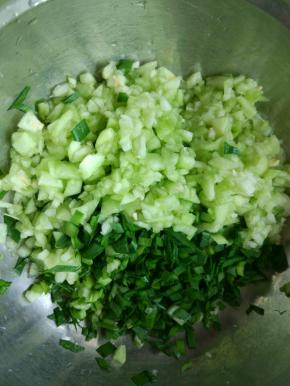 细滑和韭菜洗干净切成末