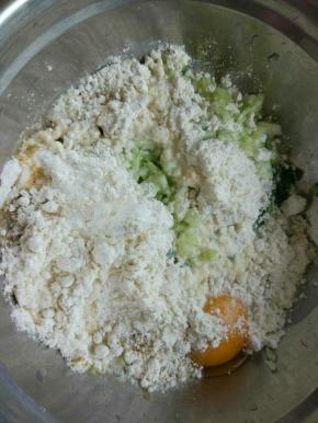 加入鸡蛋、盐、酱油、鸡粉、适量的面粉和水搅拌均匀