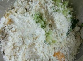 加入鸡蛋、盐、酱油、鸡粉、适量的面粉和水搅拌均匀