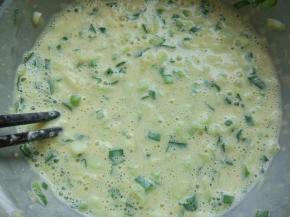 和好的面糊，稀一点饼就会很软，太稀了也会不成型。