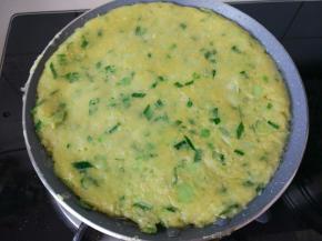 锅里热油，倒入面糊，两面煎至金黄即可。